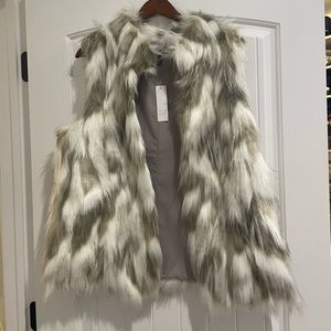 NWT size XL White House black market Faux fur vest!